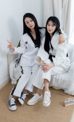 【物恋传媒】2643期：菜菜岚岚-两双板鞋、薄肉丝（脚尖微加固款）、裤里丝、裸足