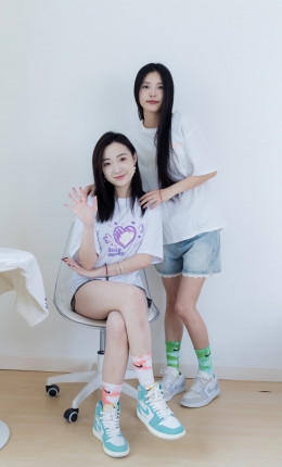 【物恋摄影】2345期：茯苓恬恬-两双板鞋、红棉袜、绿棉袜、裸足、棉袜脚对脚剧情