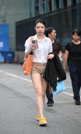 2306-1305=65√紧致超短热裤，美腿小姐姐