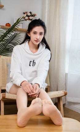 【足愉心摄影】第22期：模特可乐（搭配：白色卫衣、黑色打底裤、运动鞋、肉丝色袜、白