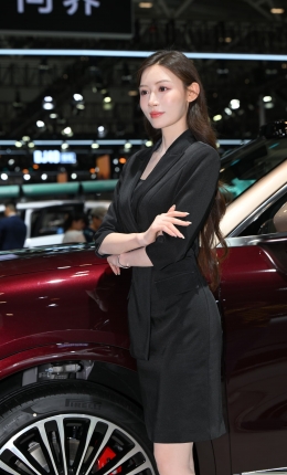 2306-1991=63√网红车模（敏敏）