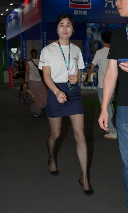 2306-860=111√她在上班呢～