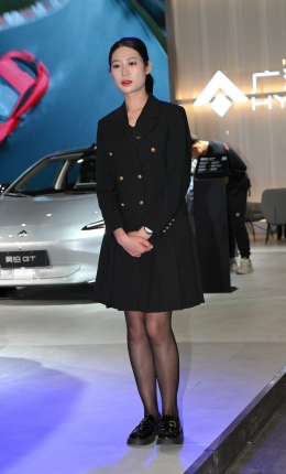 2306-1800=47√佛山车展-黑丝销售员