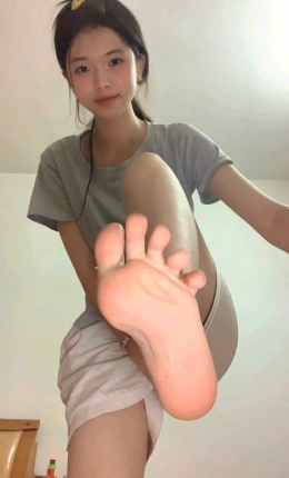 【裸足】超漂亮素人妹妹露脸同框展示脚丫（露脸同框）