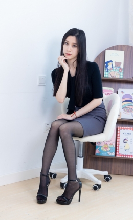 【物恋传媒】2867期：小依-高跟鞋、薄黑丝（脚尖加固款）、ol制服