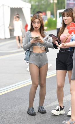 2306-605=157√这热裤女生也太迷人了吧