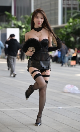 2306-1717=121√网红（陈77）这套衣服好美