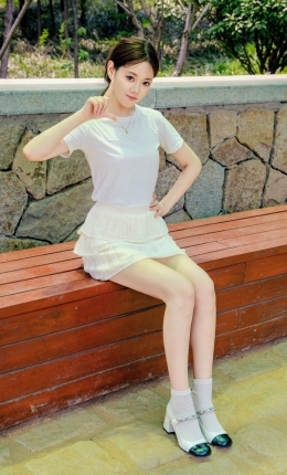 【足愉心摄影】第44期：模特嘉怡（白色体恤、白色短裙、白色棉袜、高跟鞋、裸足）