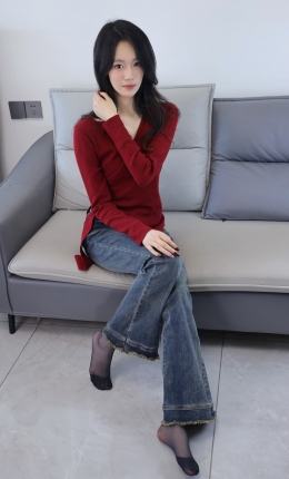 【绮梦摄影】139期：小艺-红色长袖上衣 牛仔裤 黑色连裤袜 [ 无水印珍藏版 ]