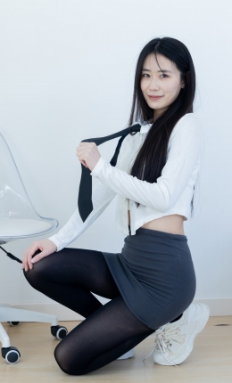 【物恋摄影】2346期：菜菜-运动鞋、厚黑丝、裸足