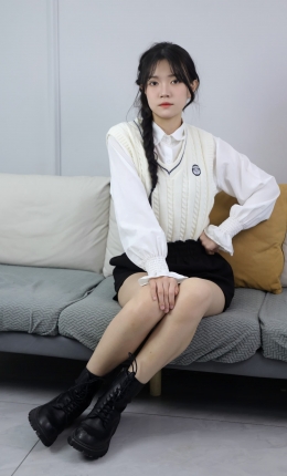 【绮梦摄影】160期：yuuu-学院风衬衫马甲 黑色短裤 马丁靴 白色短袜 [ 花絮版 ]