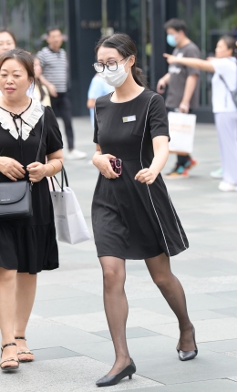 1805=62√两姐妹的黑丝和鞋子更显气质