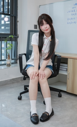 【丝恋摄影】038期：泡芙-白色小衬衫、牛仔短裤、白棉袜、黑色小皮鞋