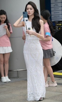 2306-2297=107√白色长裙美女