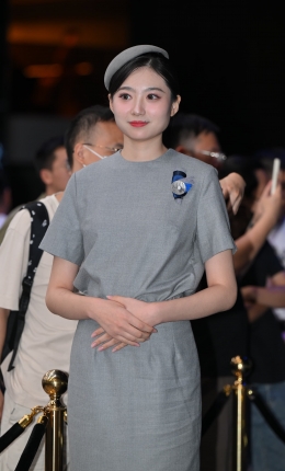 2306-2679=69√气质满满的，能看出穿了丝袜吧
