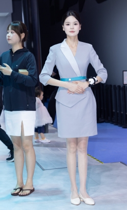 2306-2834=54√成都车展-某展台穿珠光丝袜的气质美女礼仪