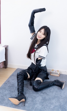 【物恋传媒】2825期：菜菜-高跟长靴、薄黑丝、皮手套、白丝手套、裸足