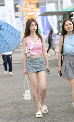 2306-1510=44√白皙美腿，热裤女生