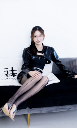 【袜啵啵】781期：香菜-两双高跟凉鞋、虾线油亮薄黑丝（露指）