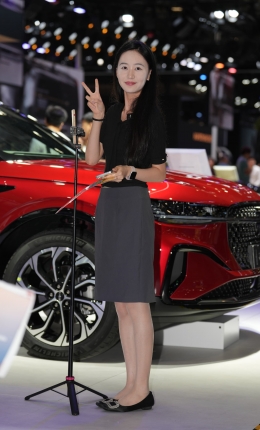 2306-2162=120√车展篇-苗条的肉丝主播【套图➕视频】