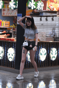 2210-413=雨中热裤美眉-98P/3.20GB