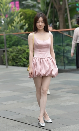 2306-1836=92√靓丽粉色裙气质小姐姐