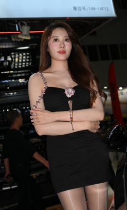 2306-2355=80√黑色包臀裙油亮丝长腿模特