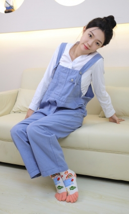 【绮梦摄影】143期：yuuu-白色衬衫 蓝色背带裤 五指袜  [ 花絮版 ]