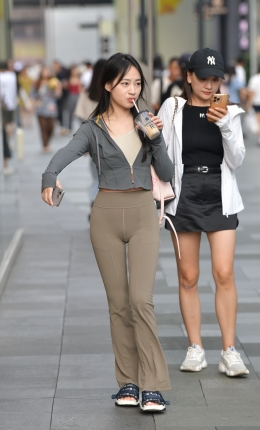 2306-1783=53√卡其色瑜伽裤女生