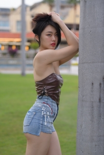 牛仔热裤美女【套图+视频】