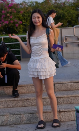 2306-2458=107√穿肉丝白色短裙美女