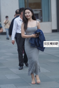 灰色吊带长裙美眉