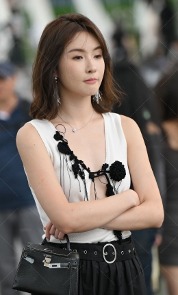 2306-909=75√性感又清新的小姐姐