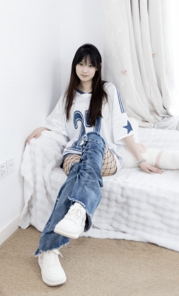 【物恋传媒】2694期：山奈-板鞋、黑色网袜、分体牛仔裤