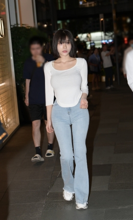 2306-1925=75√夜拍丰满的牛仔裤小姐姐