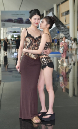 2306-820=136√十八岁闺蜜，热裤春光～