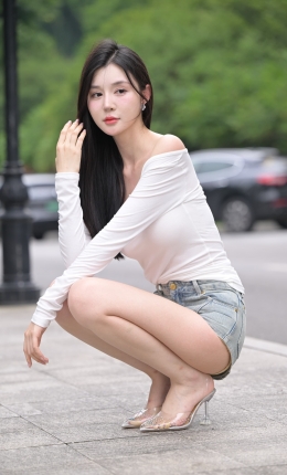 2306-681=√紧致热裤小姐姐