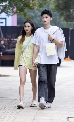 2306-1704=23√热裤白袜拖鞋女孩