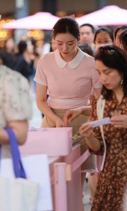 2306-1850=232√忙碌中的好利来小姐姐