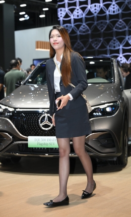 2306-1003=119√纤细美腿，黑丝小姐姐