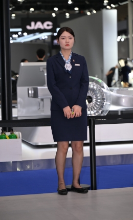 2306-2029=45√问界展台黑丝礼仪咨客小姐姐